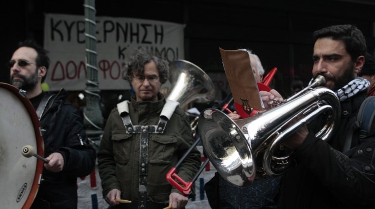 Πορεία μετά μουσικής καλλιτεχνών για το ασφαλιστικό