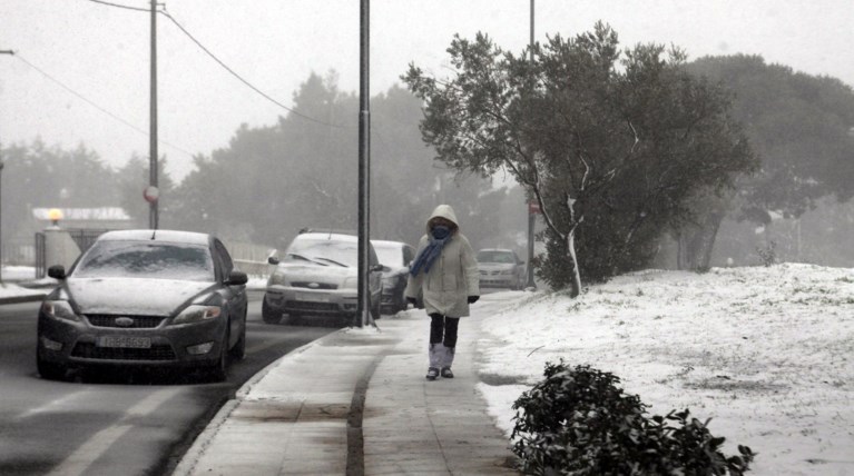 Χιόνια στην Αττική με αλυσίδες στην Πάρνηθα