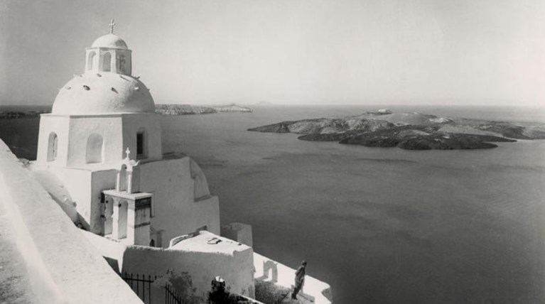 Κι όμως, είναι η Σαντορίνη - μέσα από το φακό της Nelly's