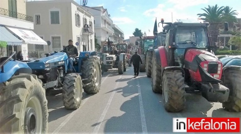 «Εφοδος» με τα τρακτέρ στο δημαρχείο Αργοστολίου