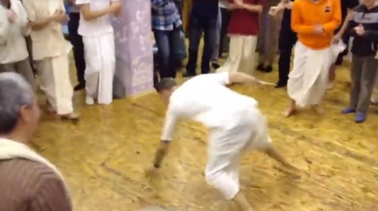 Μοναχός κάνει break dance σε χιπ χοπ ρυθμούς
