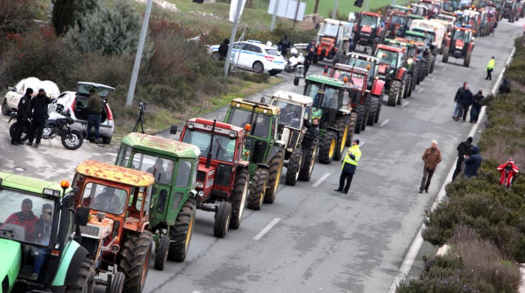 Σκληραίνει η στάση των αγροτών, κλειστοί οι δρόμοι το μεσημέρι