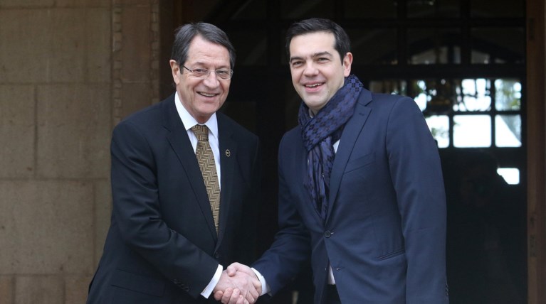 Ξαφνιάζουν πάλι οι στυλιστικές επιλογές του Τσίπρα: νέα ατυχής εμφάνιση