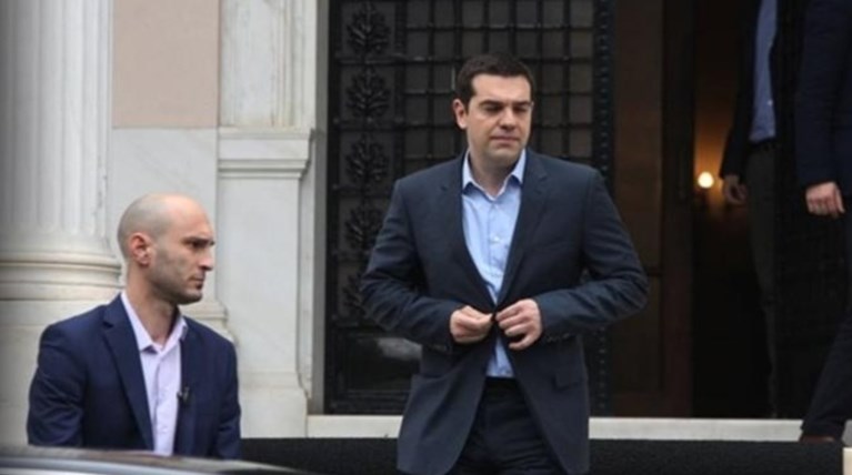 Η κυβέρνηση παγιδευμένη στο "τετράγωνο" των Βερμούδων