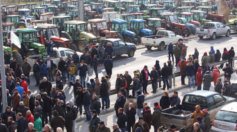 Ανυποχώρητοι στα μπλόκα, κρίσιμη σύσκεψη στα Τέμπη