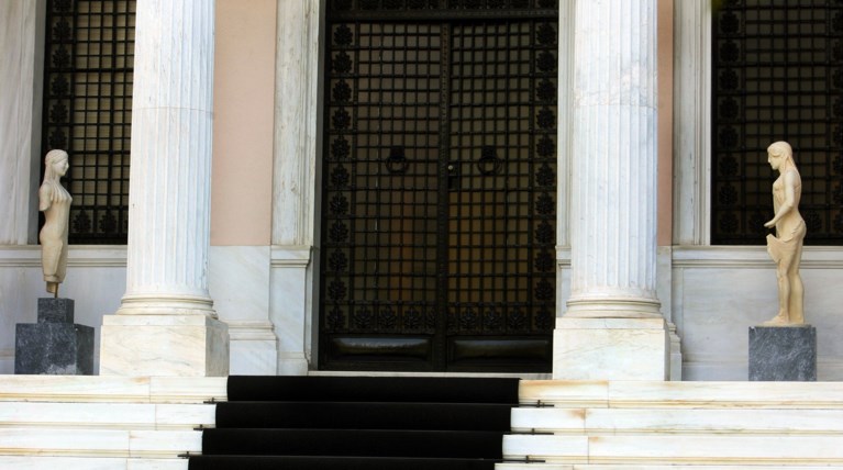 Διχασμός για τα επόμενα βήματα και στην "αυλή" του Μαξίμου
