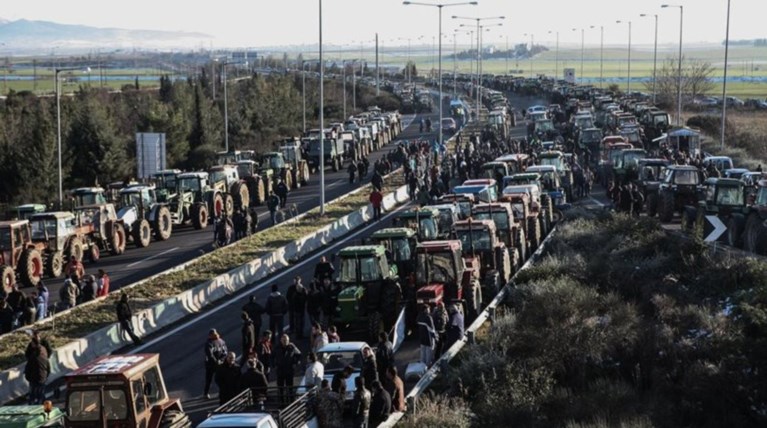 Με 12ωρο μπλόκο στα Τέμπη κλιμακώνουν οι αγρότες