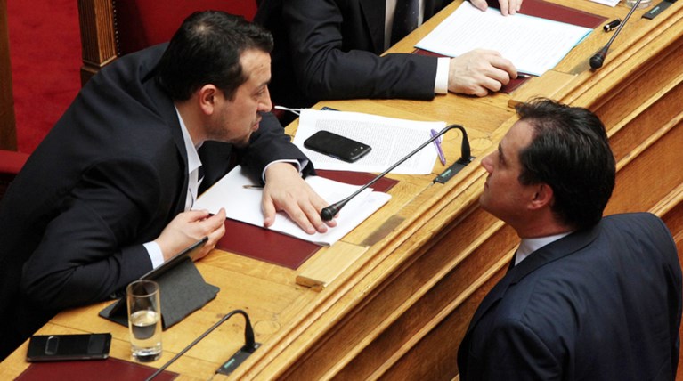 Αγριος καυγάς Άδωνι - Παππά για τις τηλεοπτικές άδειες