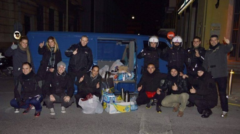 Οι ακτιβιστές της ΕΛ.ΑΣ που μοιράζουν κουβέρτες σε άστεγους