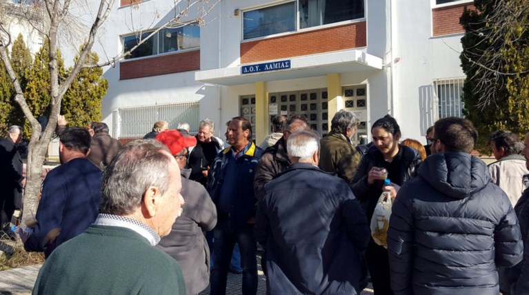 Οι αγρότες άρχισαν τις καταλήψεις στις εφορίες