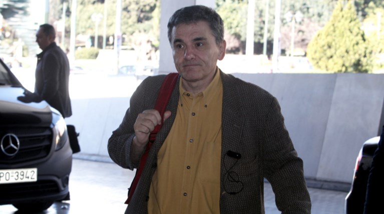 Φορολογική τρέλα για να κλείσουν τις «μαύρες τρύπες»