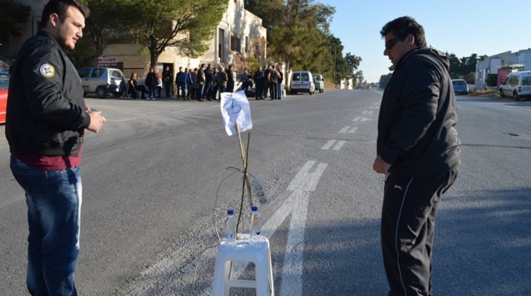 Τρόλαραν τον Καμμένο με μπουκάλια και πολύμπριζα στην Κω