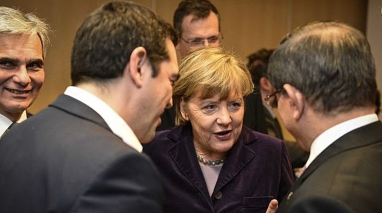 Στο Λονδίνο ο Τσίπρας «βλέπει» Μέρκελ για προσφυγικό