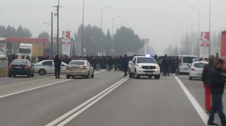 Οι πρόσφυγες έκλεισαν την εθνική οδό Ευζώνων - Θεσσαλονίκης