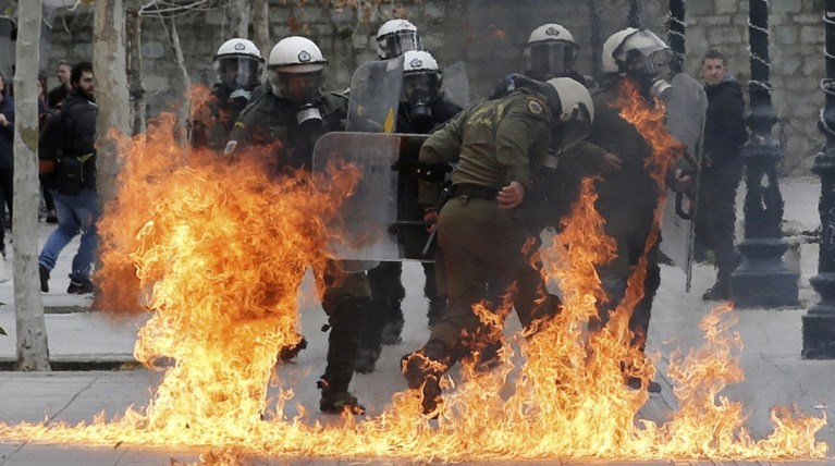 Επεισόδια με κουκουλοφόρους στο Σύνταγμα