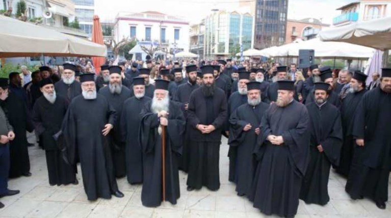 Το... ιερό «παρών» των παπάδων στις πορείες κατά του ασφαλιστικού
