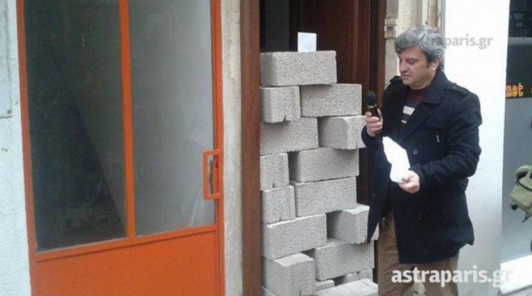 «Έχτισαν» με τσιμεντόλιθους γραφεία βουλευτών στη Χίο