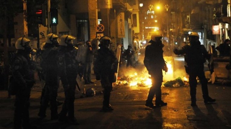 «Βροχή» μολότοφ σε διμοιρία των ΜΑΤ στη Βαλτετσίου