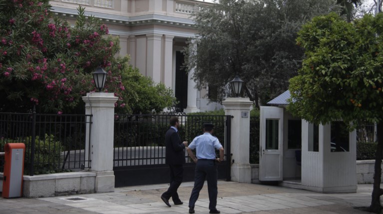 Ρουβίκωνας, γάιδαρος και ...κότα φοβίζουν το Μαξίμου, πρωτοφανή μέτρα