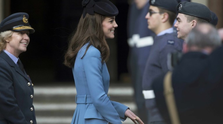 Πανικός στη Βρετανία με το μπλε παλτό της Κέιτ Μίντλετον