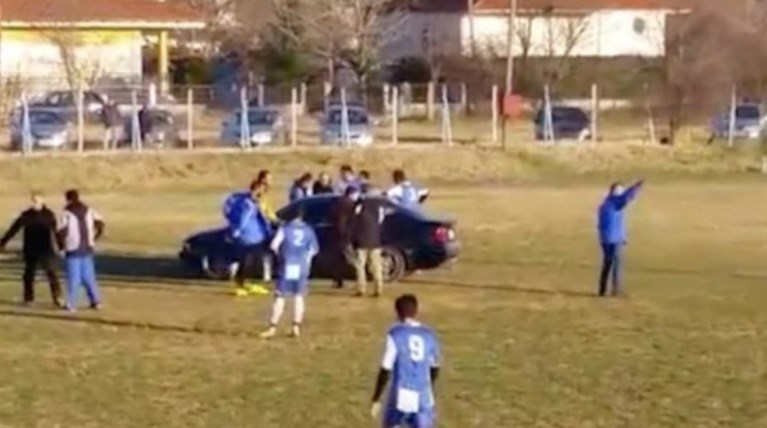 Επικό: Μπήκε...BMW σε γήπεδο για τραυματία (video)