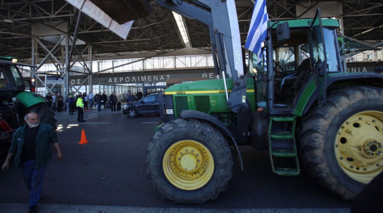 Σκληραίνουν οι αγρότες, κλείνουν και το «Μακεδονία»