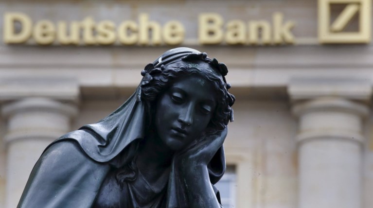 «Πέφτει» η Deutsche Bank: Το θρίλερ των παγκόσμιων αγορών
