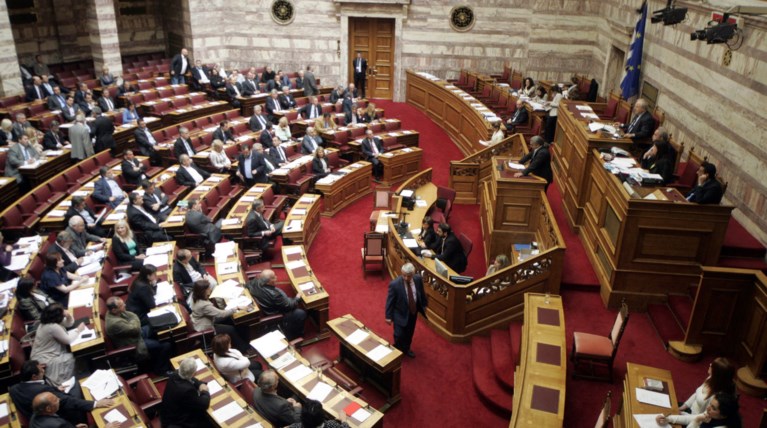 Στη Βουλή συζητείται σήμερα η τροπολογία για τις 4 τηλεοπτικές άδειες