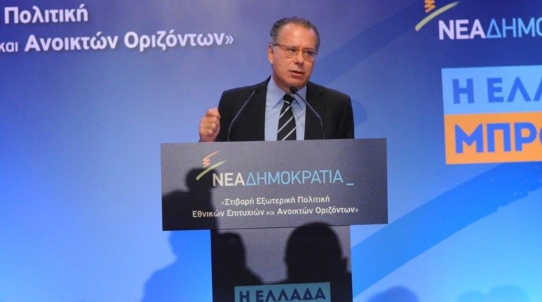Κουμουτσάκος: Πάνω απο το Σύνταγμα η κυβέρνηση για τις τηλεοπτικές άδειες
