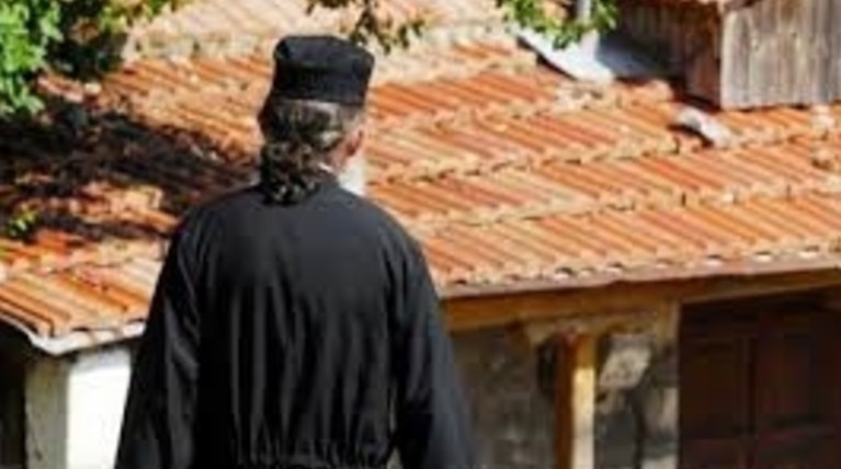 Δεν είχε το ...θεό του: Απέσπασε 3.000€ από ιερωμένο