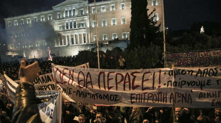 Ολονυχτία στο Σύνταγμα και μηνύματα στην κυβέρνηση