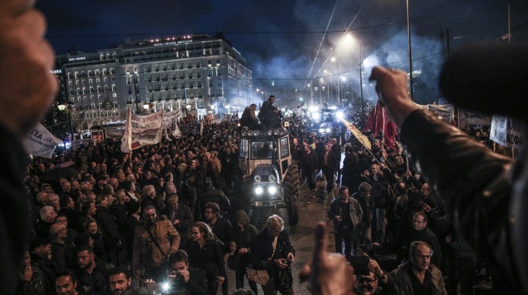 Μπλόκο στο Σύνταγμα, διέξοδο αναζητά τώρα το Μαξίμου