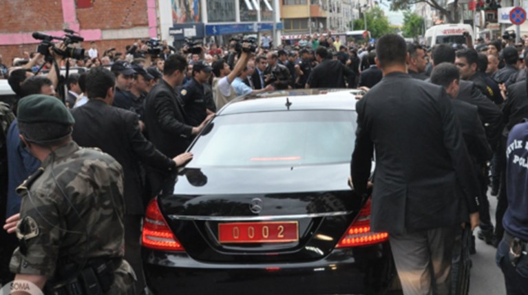 Κλώτσησε την Μερσεντές του Ερντογάν και την...πάτησε: έφαγε πρόστιμο