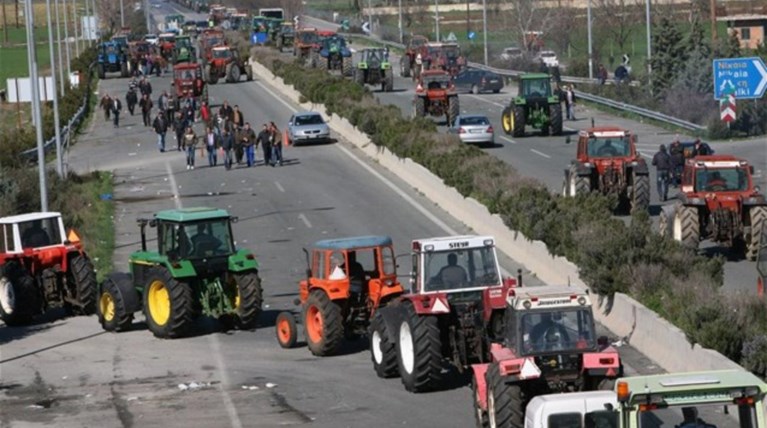 Ανυποχώρητοι στα μπλόκα οι αγρότες σε Νίκαια και Τέμπη