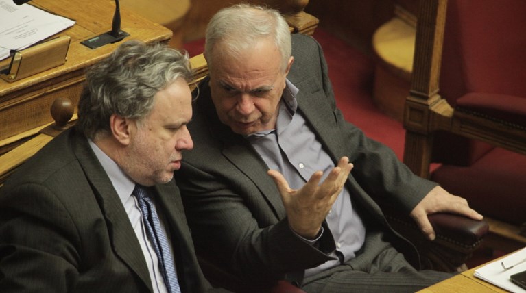 Kόκκινο πανί ο Αποστόλου, κίτρινο ο...Κατρούγκαλος