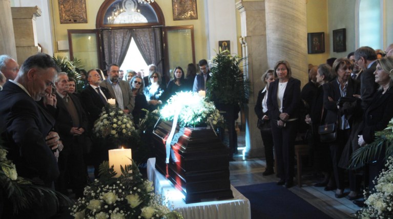 Μέγα πλήθος στο τελευταίο αντίο στη Μ. Παπουτσάκη. Ηταν μόλις 61 ετών