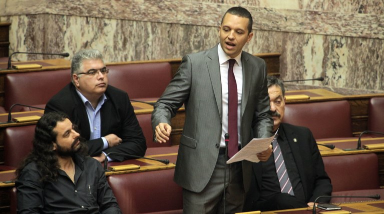 Ο φρούραρχος της Βουλής απέβαλε χρυσαυγίτες βουλευτές από συνεδρίαση