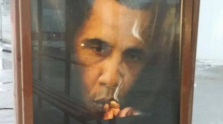 Σοκάρει αφίσα στη Μόσχα:Το κάπνισμα σκοτώνει πιο πολλούς και από τον Ομπάμα