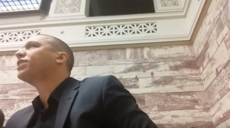 Ο Κασιδιάρης βιντεοσκόπησε τις αθλιότητές του