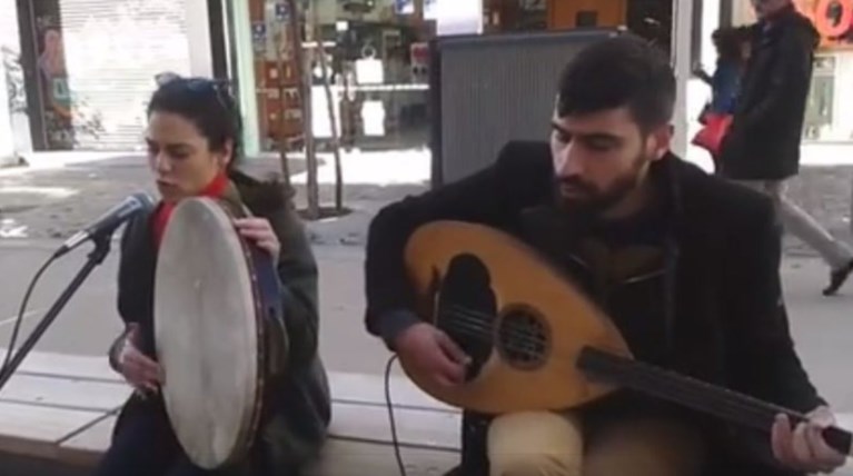 Αυτοί είναι οι πλανόδιοι μουσικοί της Θεσ/νίκης που «έριξαν» το facebook