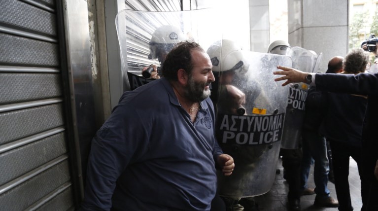 Ενταση και χημικά στο υπουργείο Οικονομικών