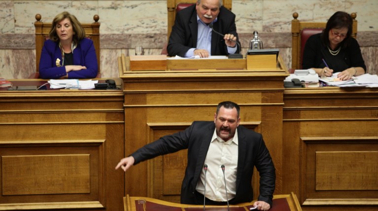 Βουλή:Νέο σόου περί προδοτών από τη Χρυσή Αυγή, σύγκρουση Λαγού-Βούτση