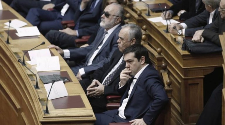 Η κυβέρνηση σε κλοιό και τα σενάρια ανασχηματισμού
