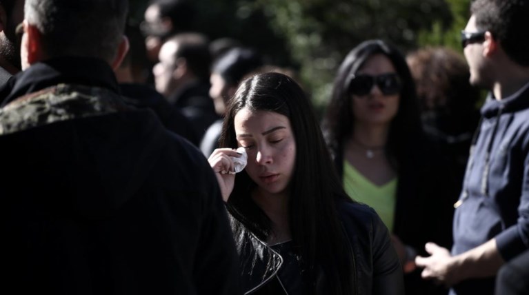 Λαοθάλασσα και λιποθυμίες στην κηδεία του Παντελίδη