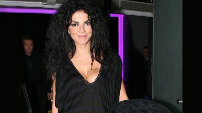 Η Μαρία Σολωμού άλλαξε look για καλό σκοπό: Καρέ - καρέ η μεταμόρφωσή της