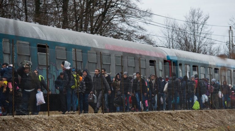 Οι Σλοβένοι στέλνουν στρατό στα σύνορα για τους πρόσφυγες
