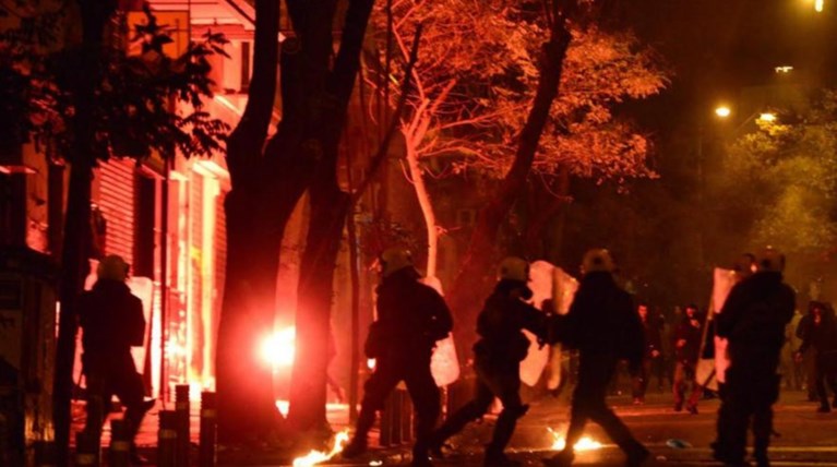 Αγριες συμπλοκές στο Γκάζι μεταξύ οπαδών Ολυμπιακού και Άντερλεχτ