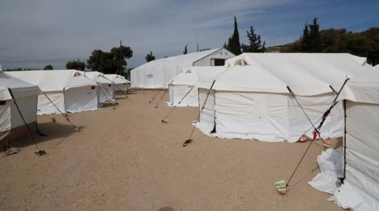 Στήνουν 2500 σκηνές για πρόσφυγες σε όλη την Ελλάδα