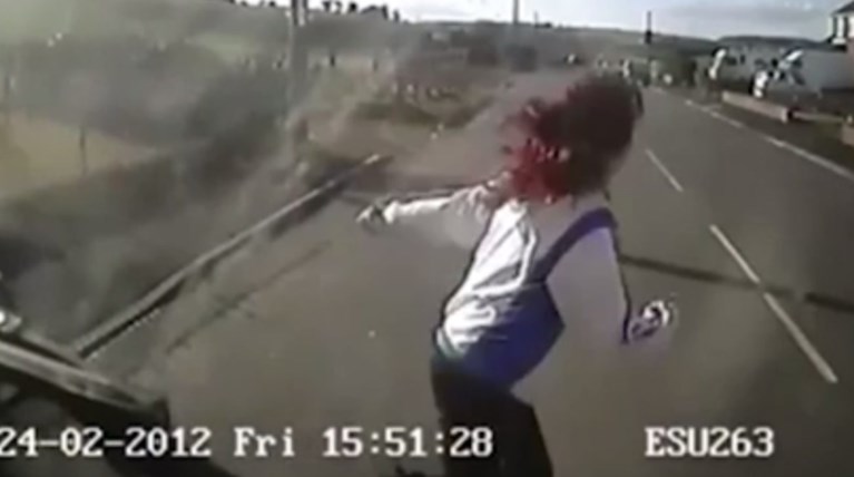 15χρονη κοιτάζει το κινητό της και παρασύρεται από όχημα