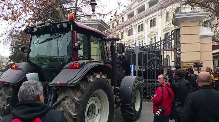Οι αγρότες απειλούν με «πολιορκία» το Μακεδονίας-Θράκης